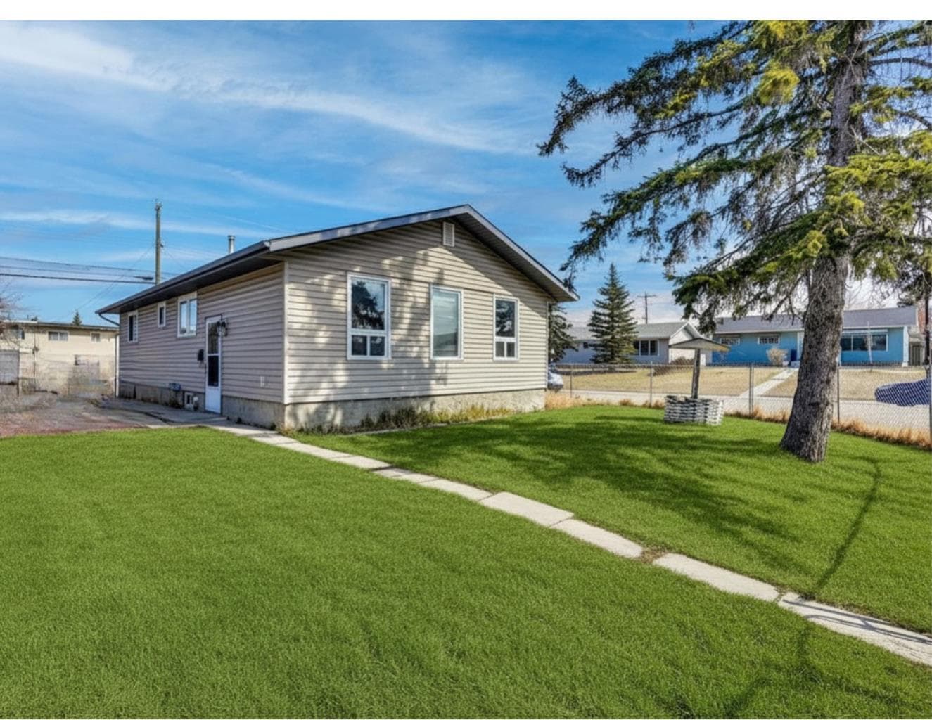 1004 Penrith Crescent SE — photo 2
