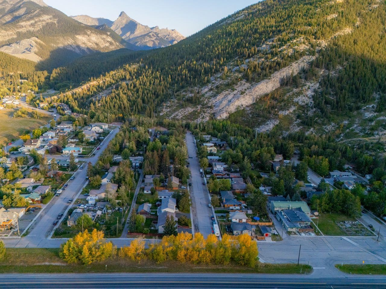 9 Yamnuska Place — photo 4