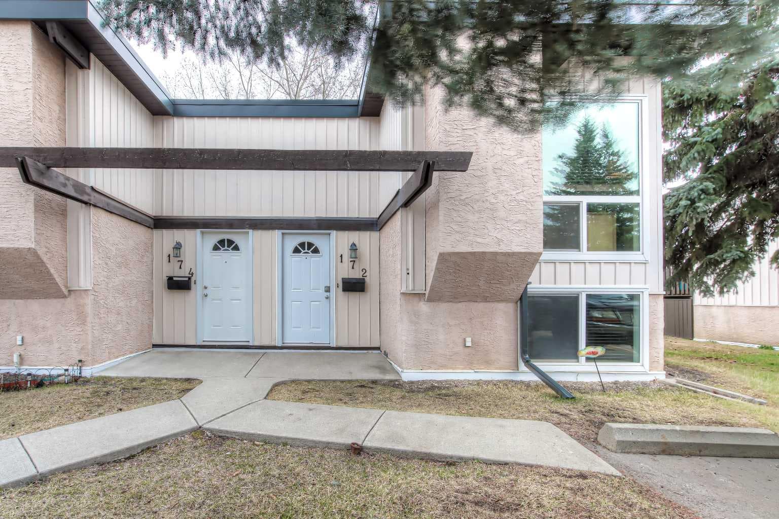 172 Oaktree Lane SW — photo 1