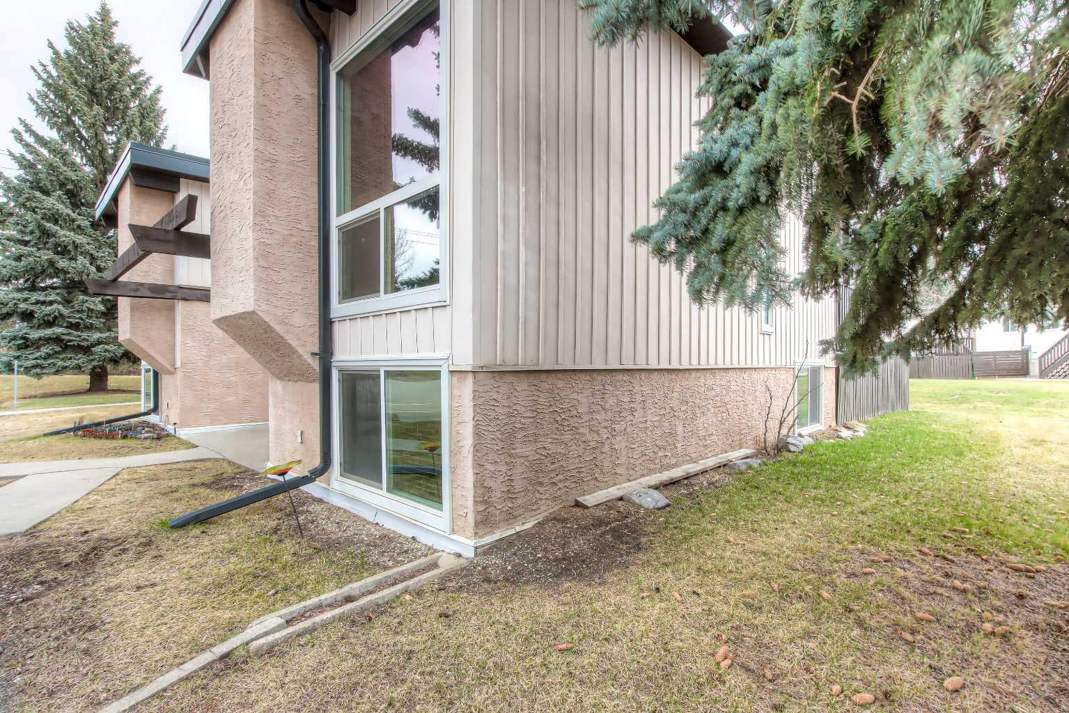 172 Oaktree Lane SW — photo 3