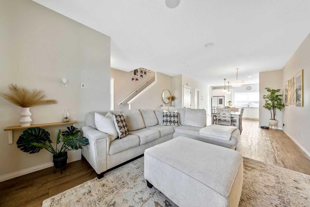 138 Midgrove Greenway SW — photo 4