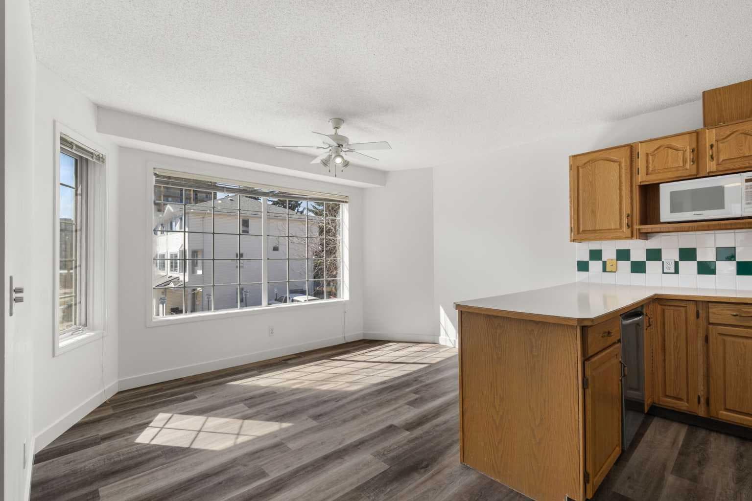 52 Kingsland Court SW — photo 4
