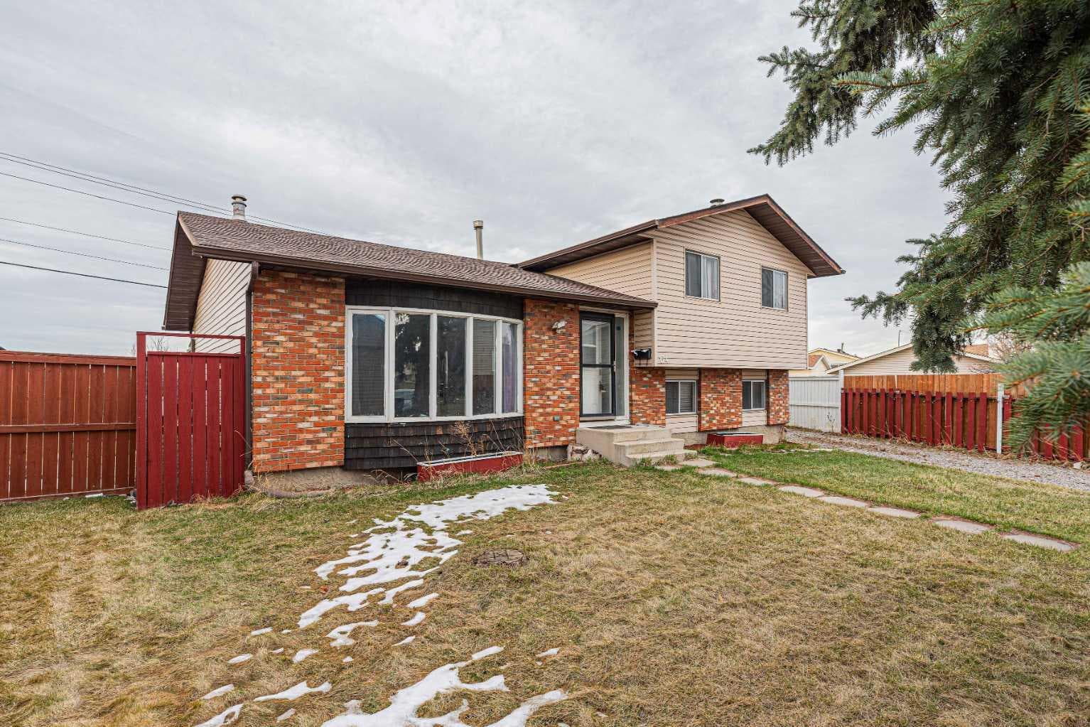 64 Castledale Crescent NE — photo 2