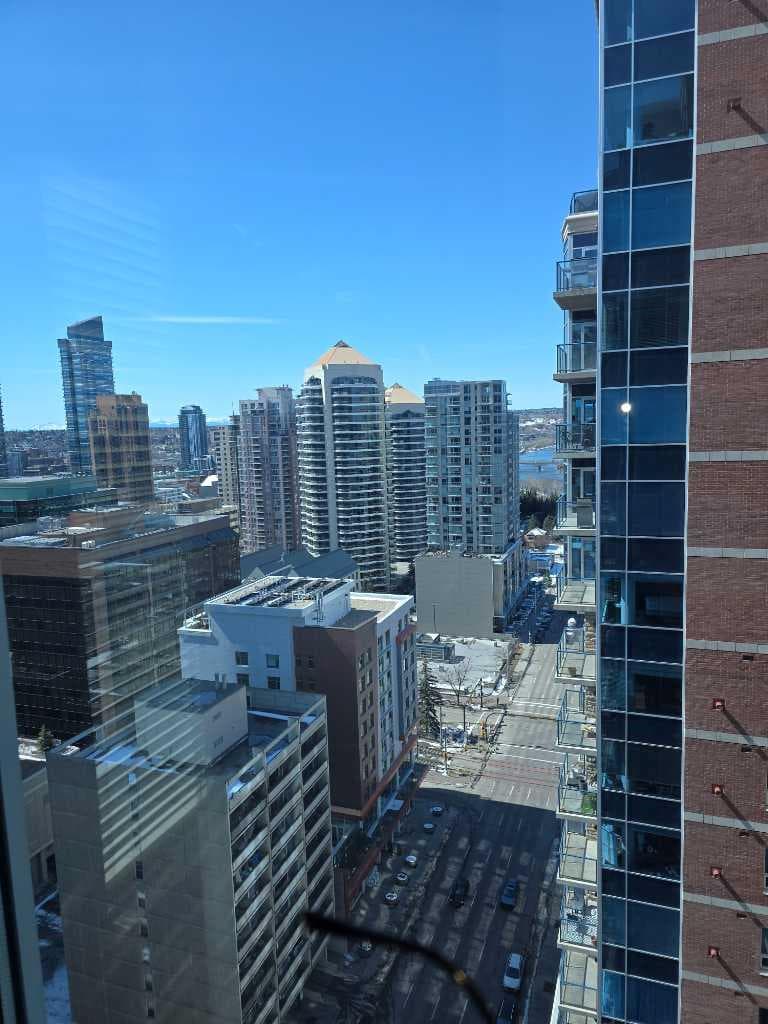 2208, 910 5 Avenue SW — photo 1