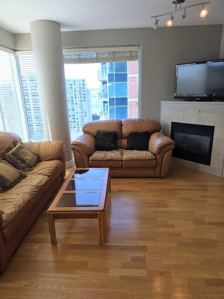2208, 910 5 Avenue SW — photo 2