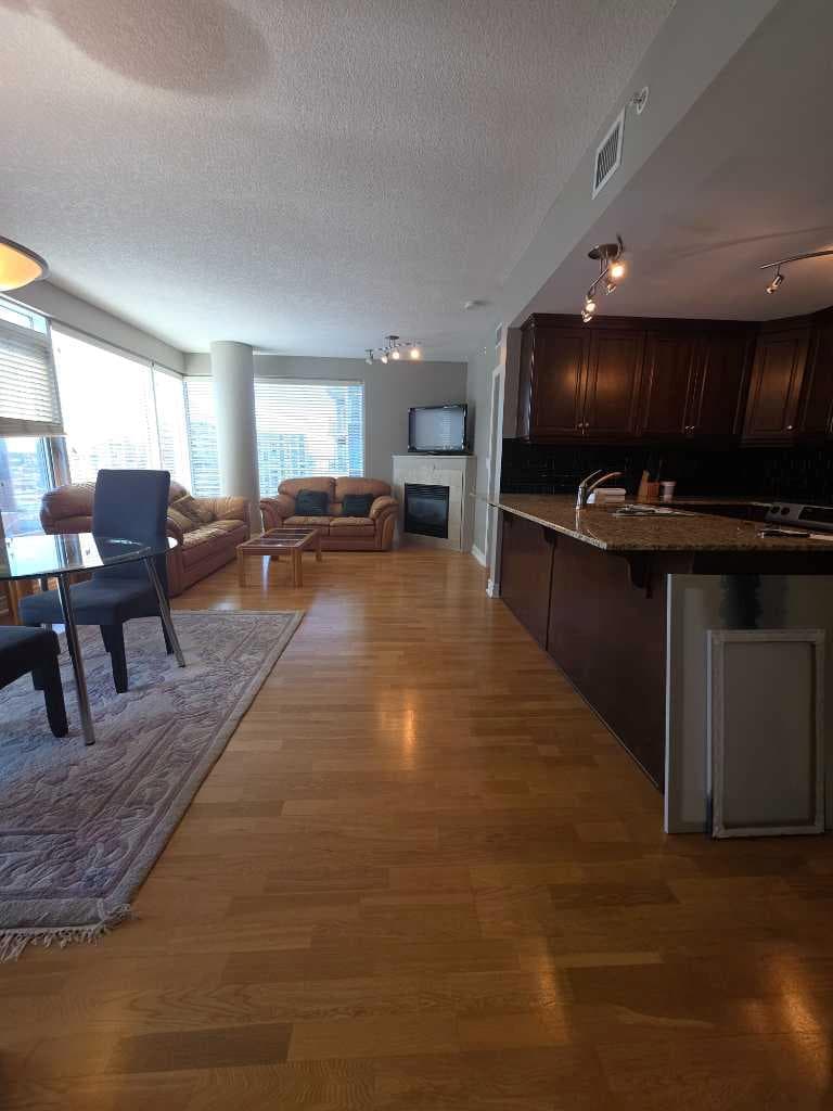 2208, 910 5 Avenue SW — photo 3