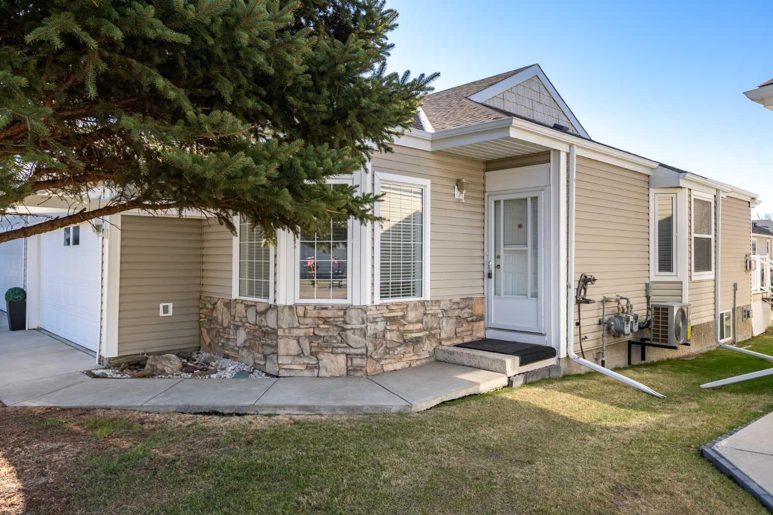 303 De Foras Close NW — photo 1