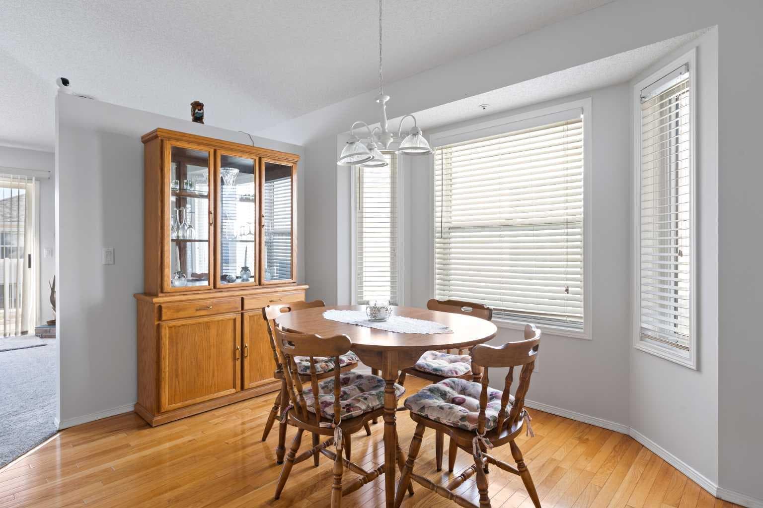 303 De Foras Close NW — photo 4