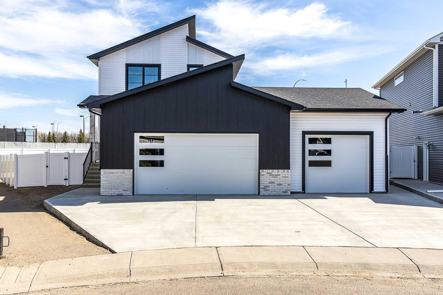 156 Somerset Way SE — photo 2
