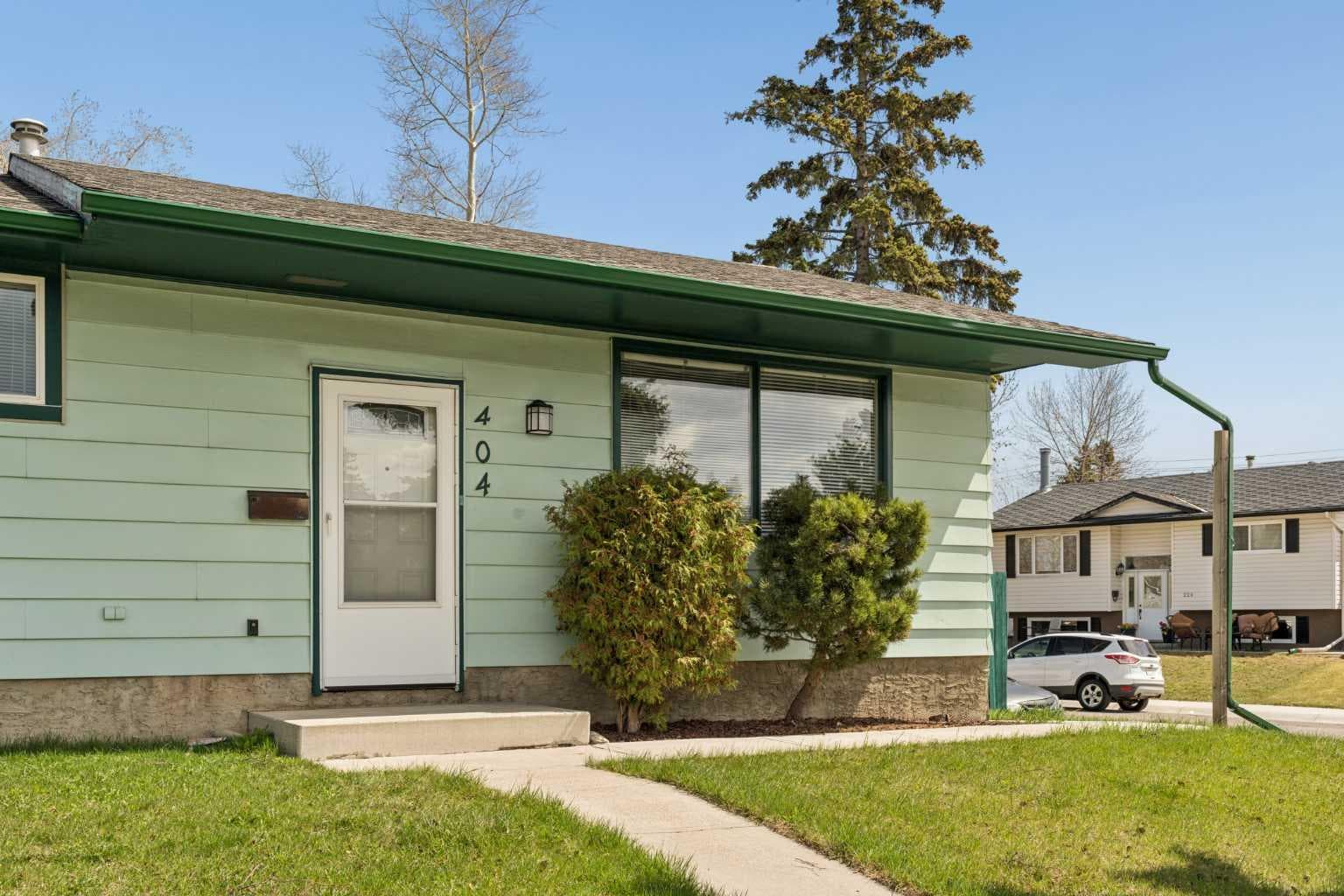 404 Manora Way NE — photo 1