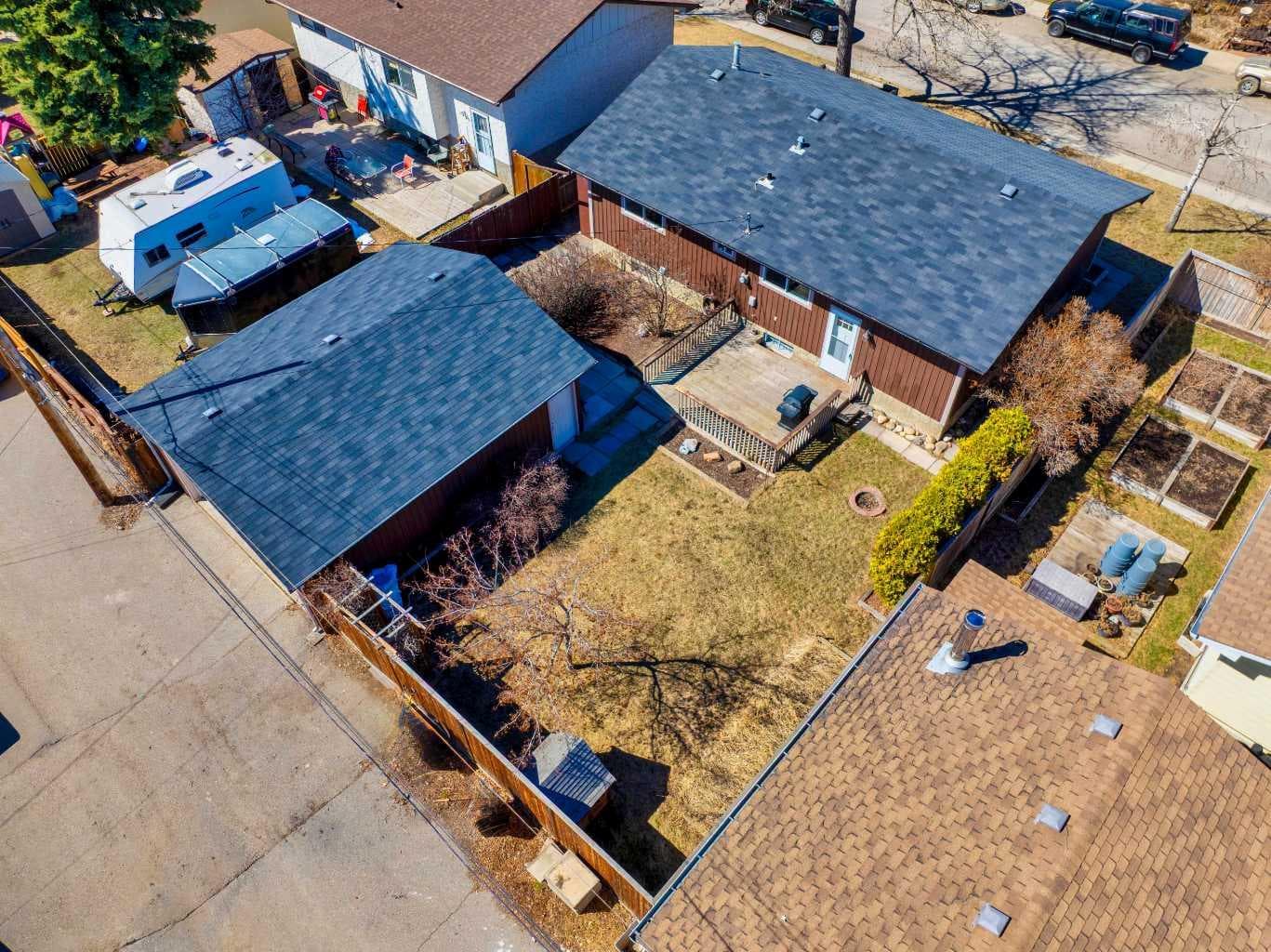 23 Queen Isabella Close SE — photo 2