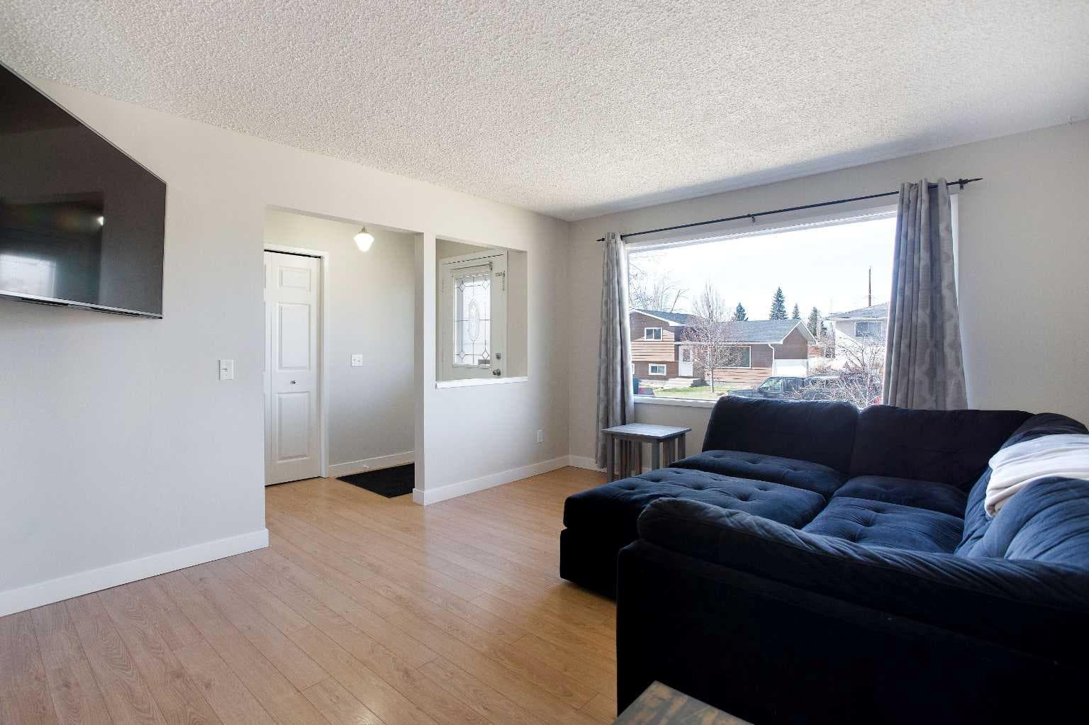 23 Queen Isabella Close SE — photo 4