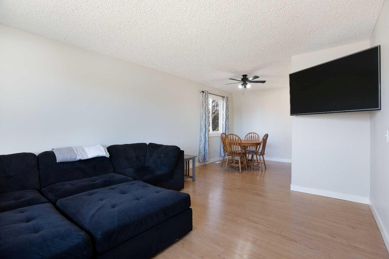 23 Queen Isabella Close SE — photo 5