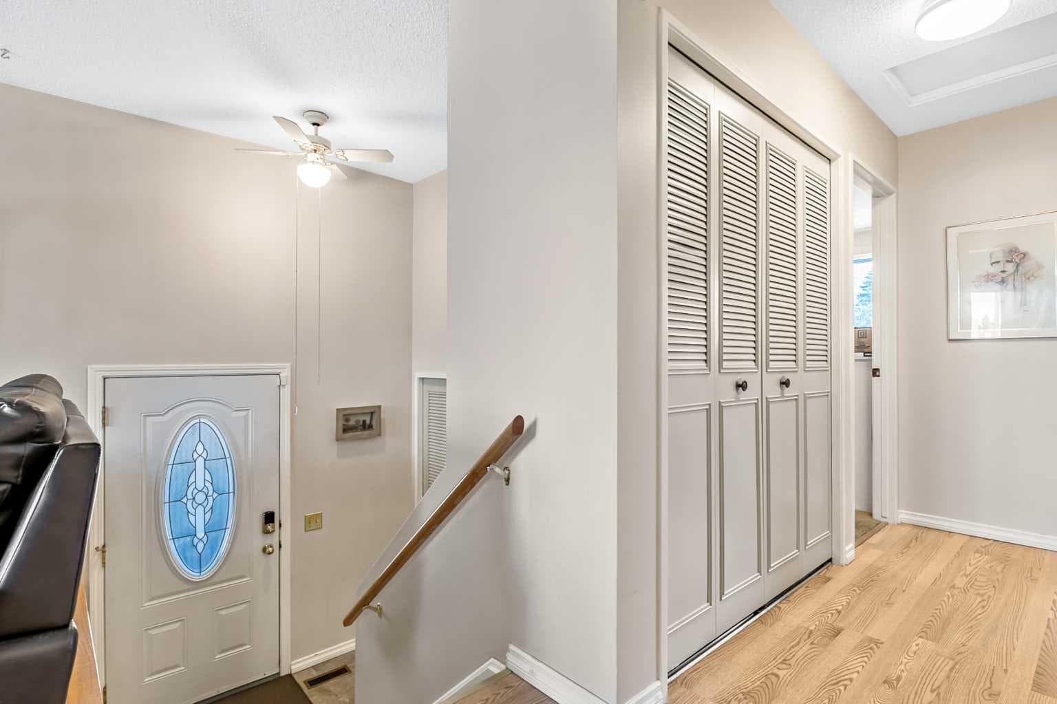 323 Woodvale Crescent SW — photo 2