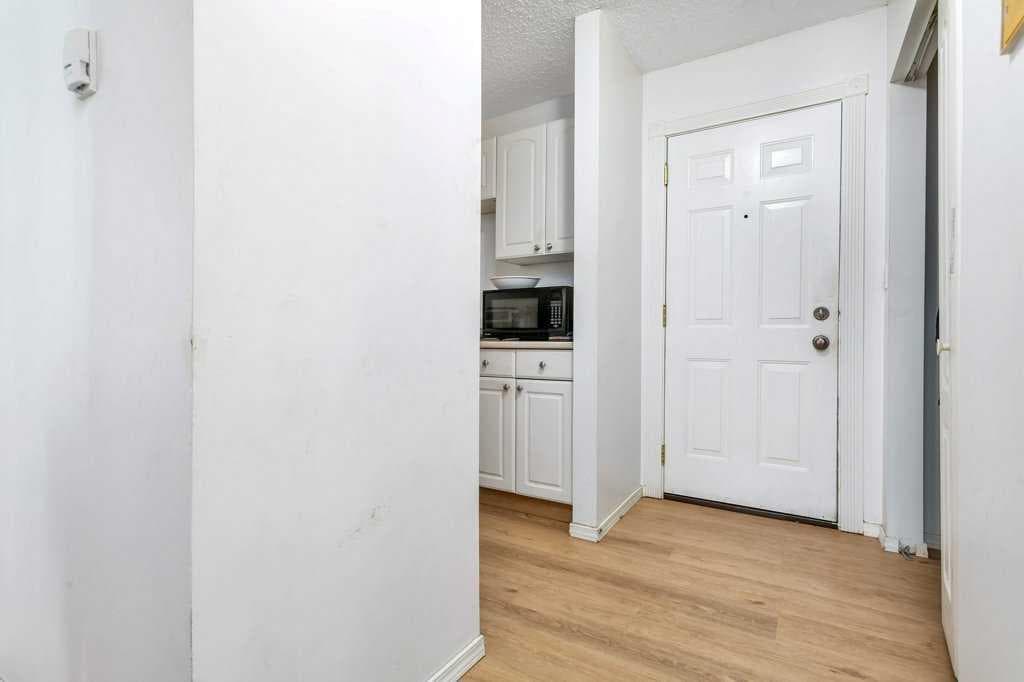 204, 4904 54 Street — photo 2