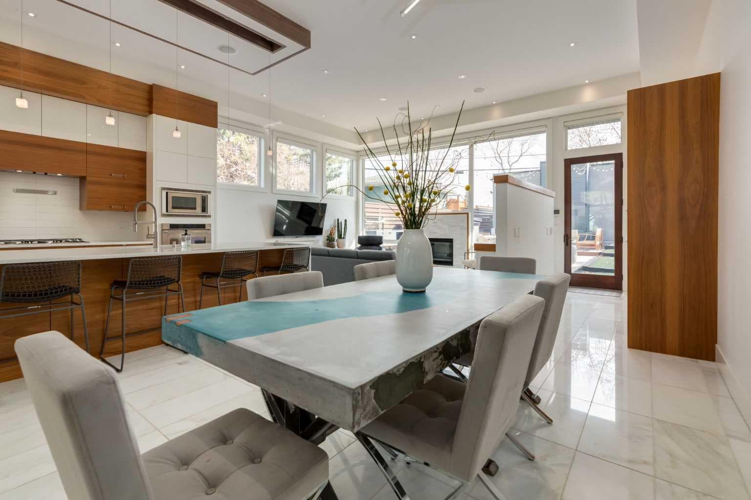 2210 Victoria Crescent NW — photo 1