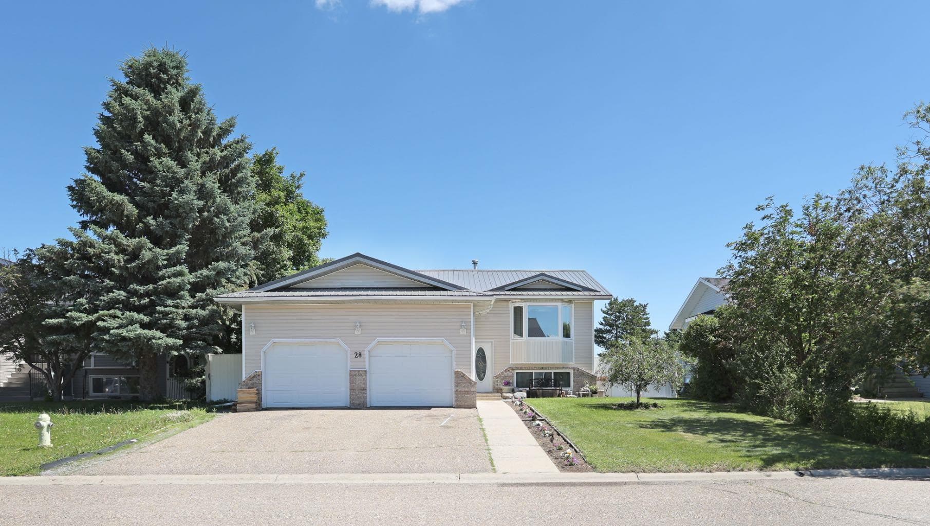 28 Upland Crescent W — photo 1