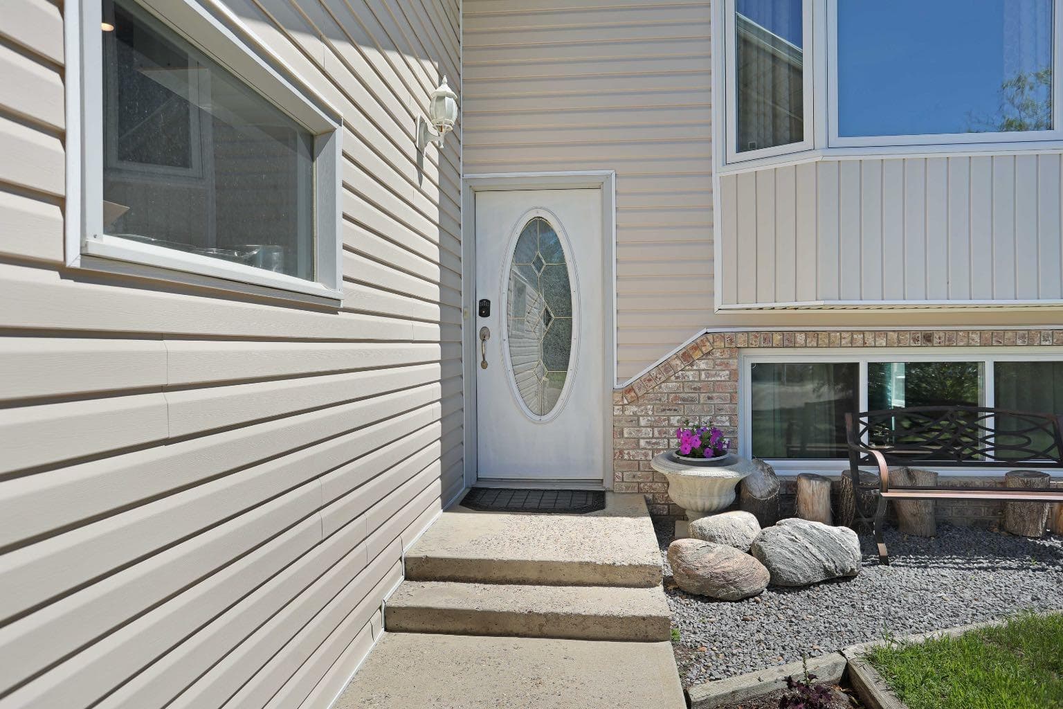 28 Upland Crescent W — photo 2