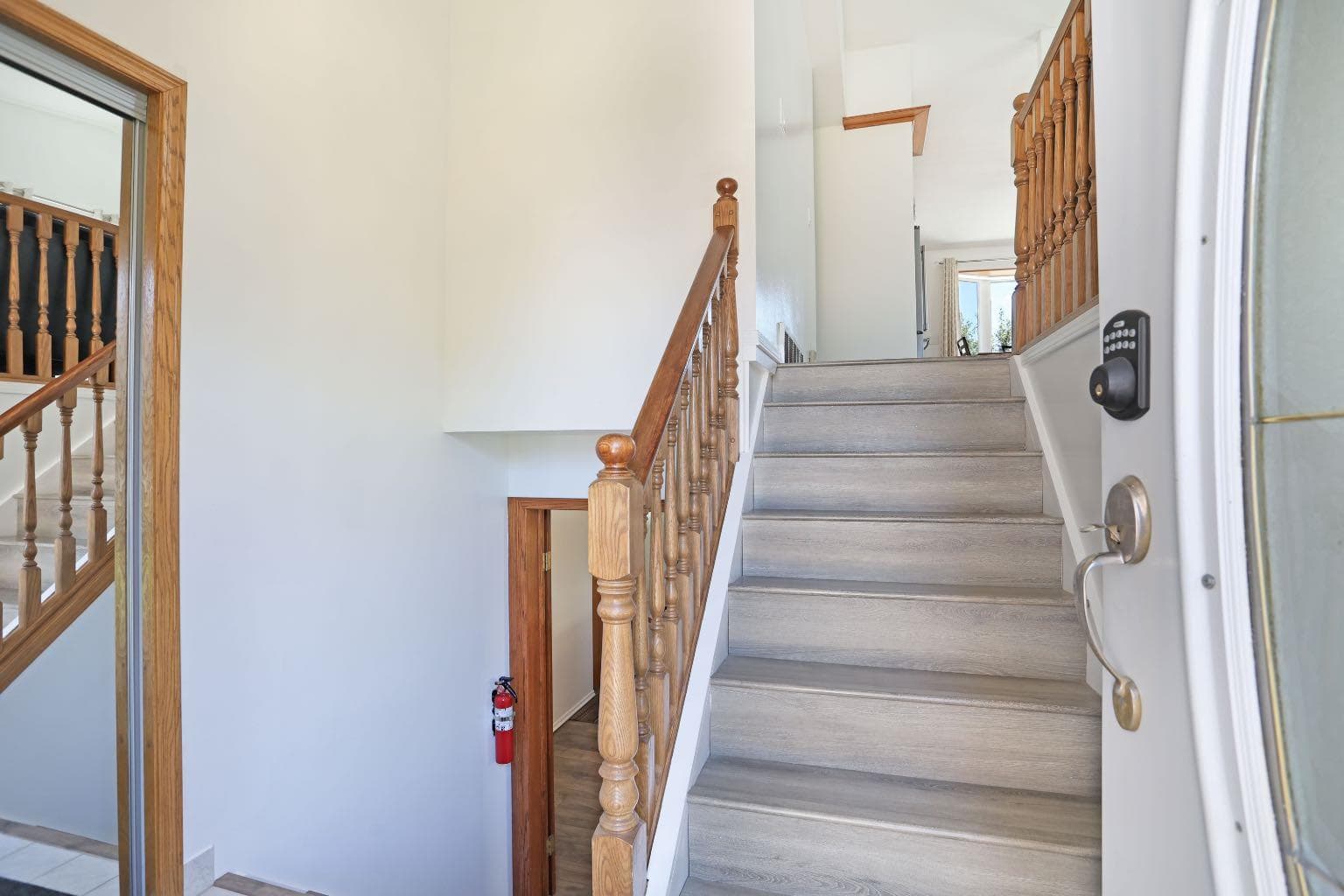 28 Upland Crescent W — photo 3