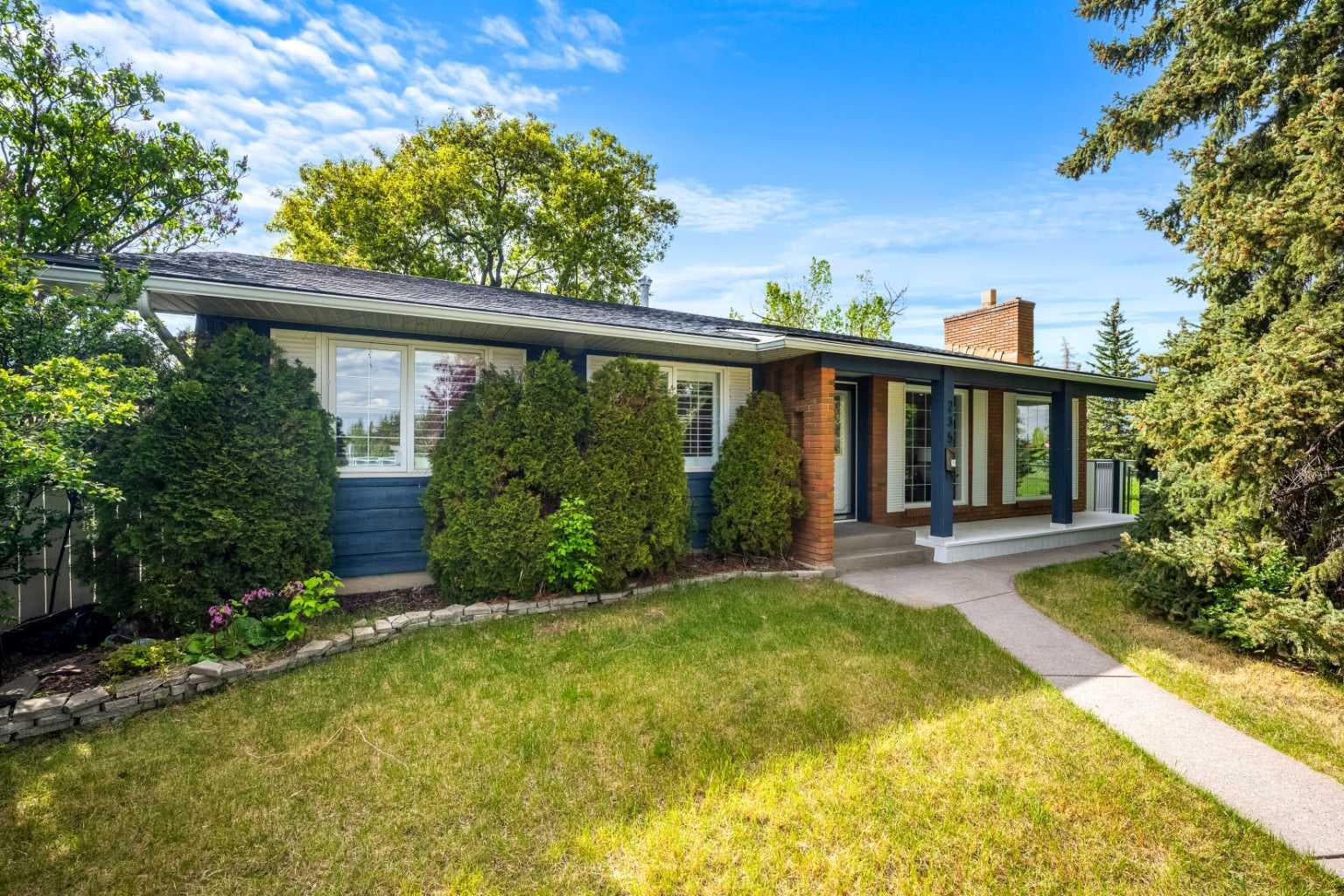 235 Lake Rosen Crescent SE — photo 1