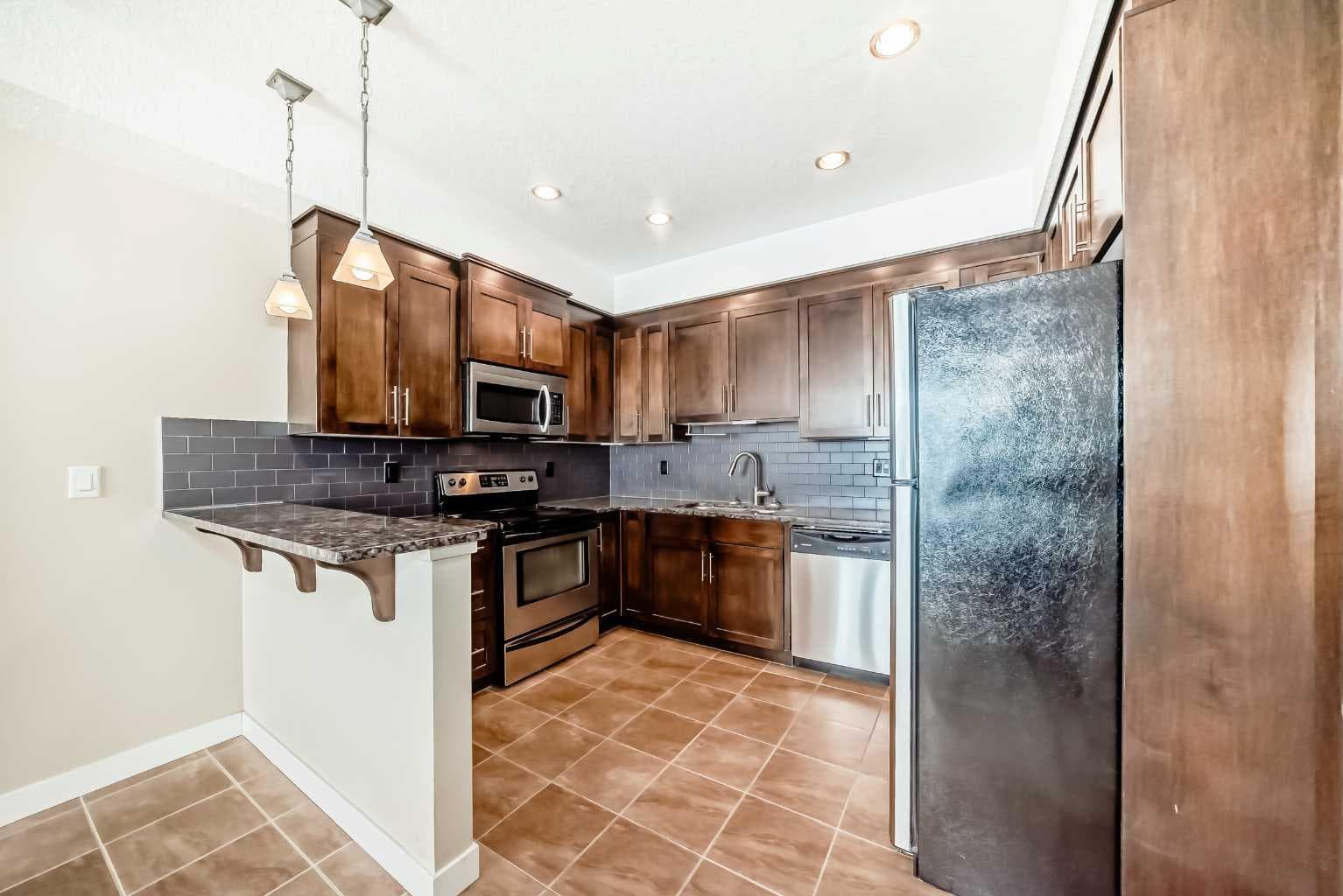 206, 1005B Westmount Drive — photo 2