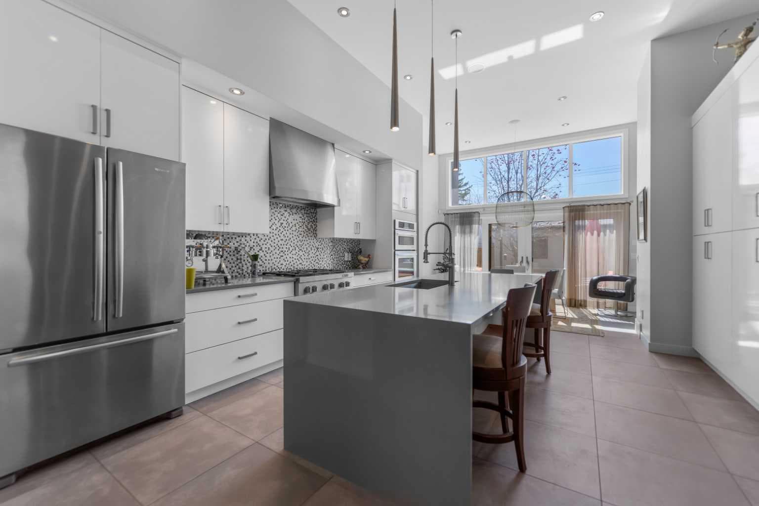 831 22 Avenue NW — photo 5