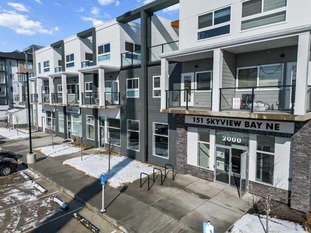 2140, 151 Sky View Bay NE — photo 2