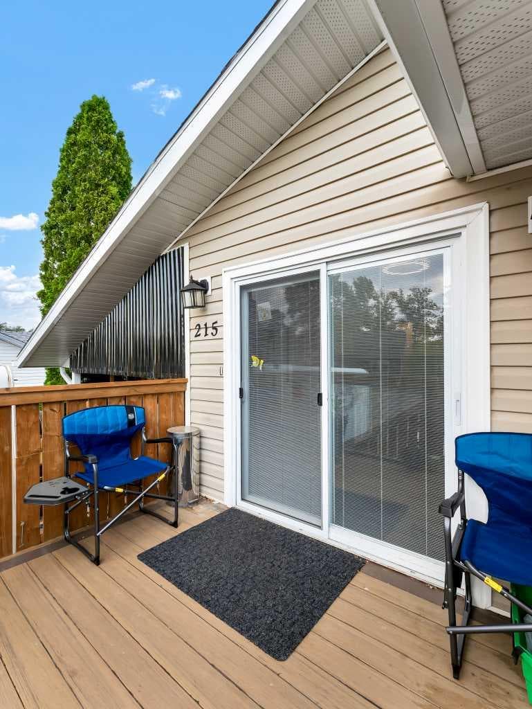 215 4 Street SE — photo 3