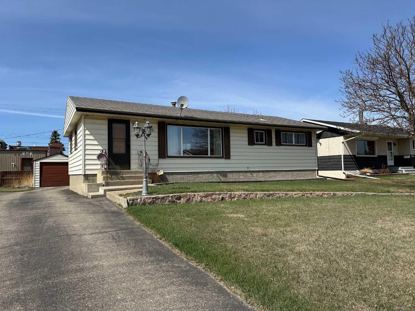 5550 & 5552 47 Avenue Crescent — photo 1