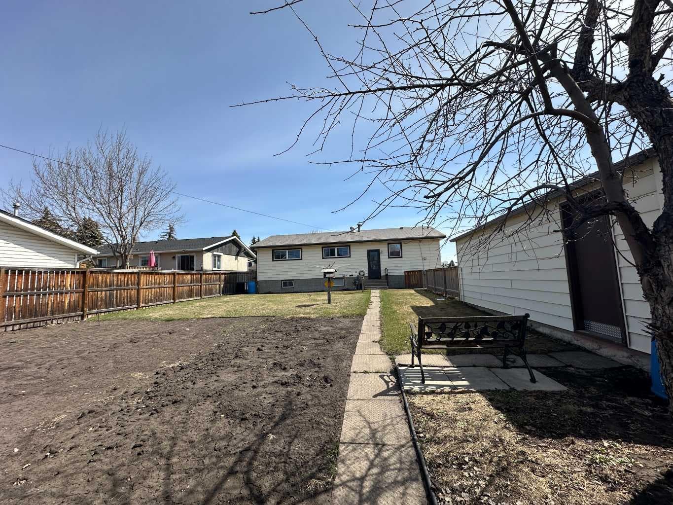 5550 & 5552 47 Avenue Crescent — photo 3