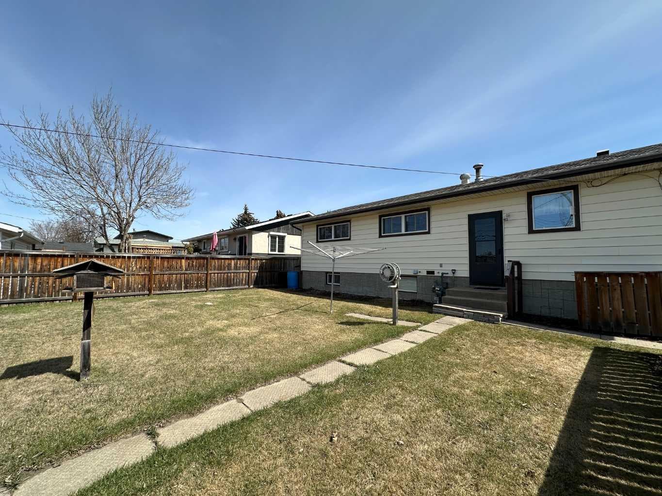 5550 & 5552 47 Avenue Crescent — photo 4