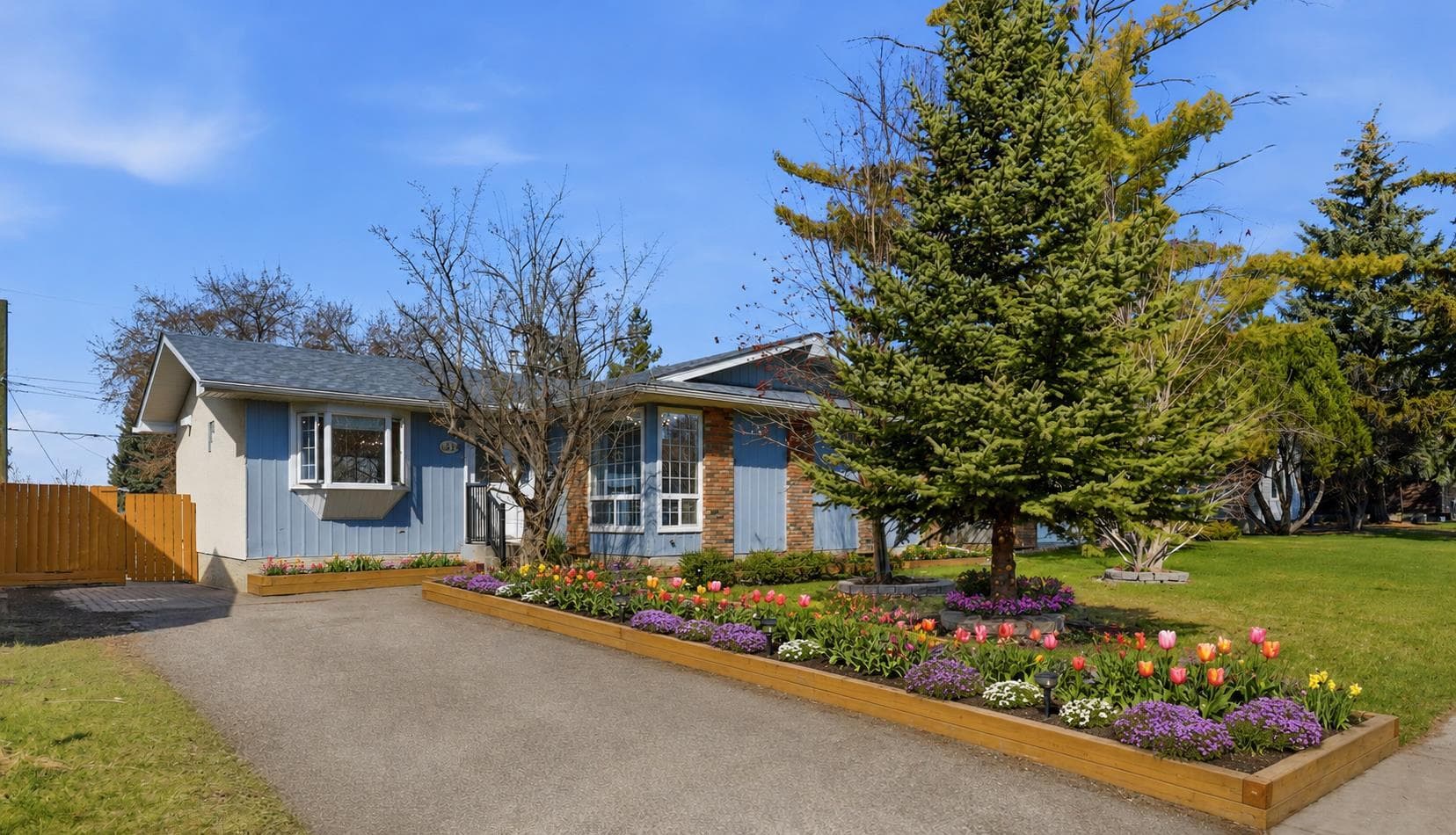 431 Queen Charlotte Drive SE — photo 1
