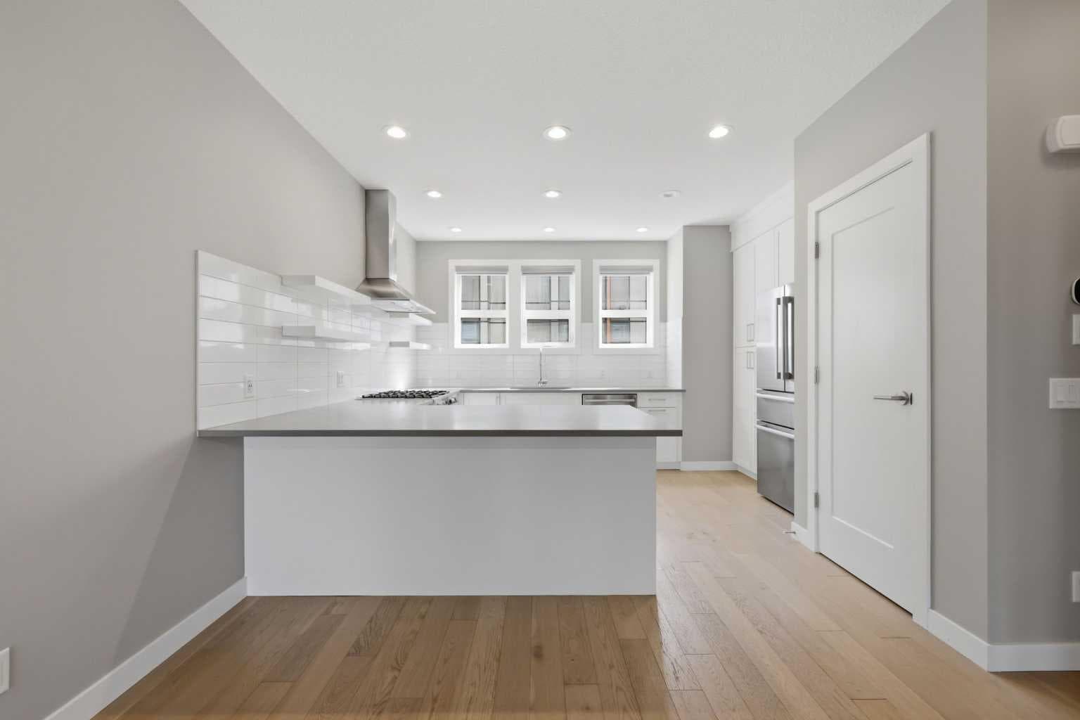 4065 32 Avenue NW — photo 3