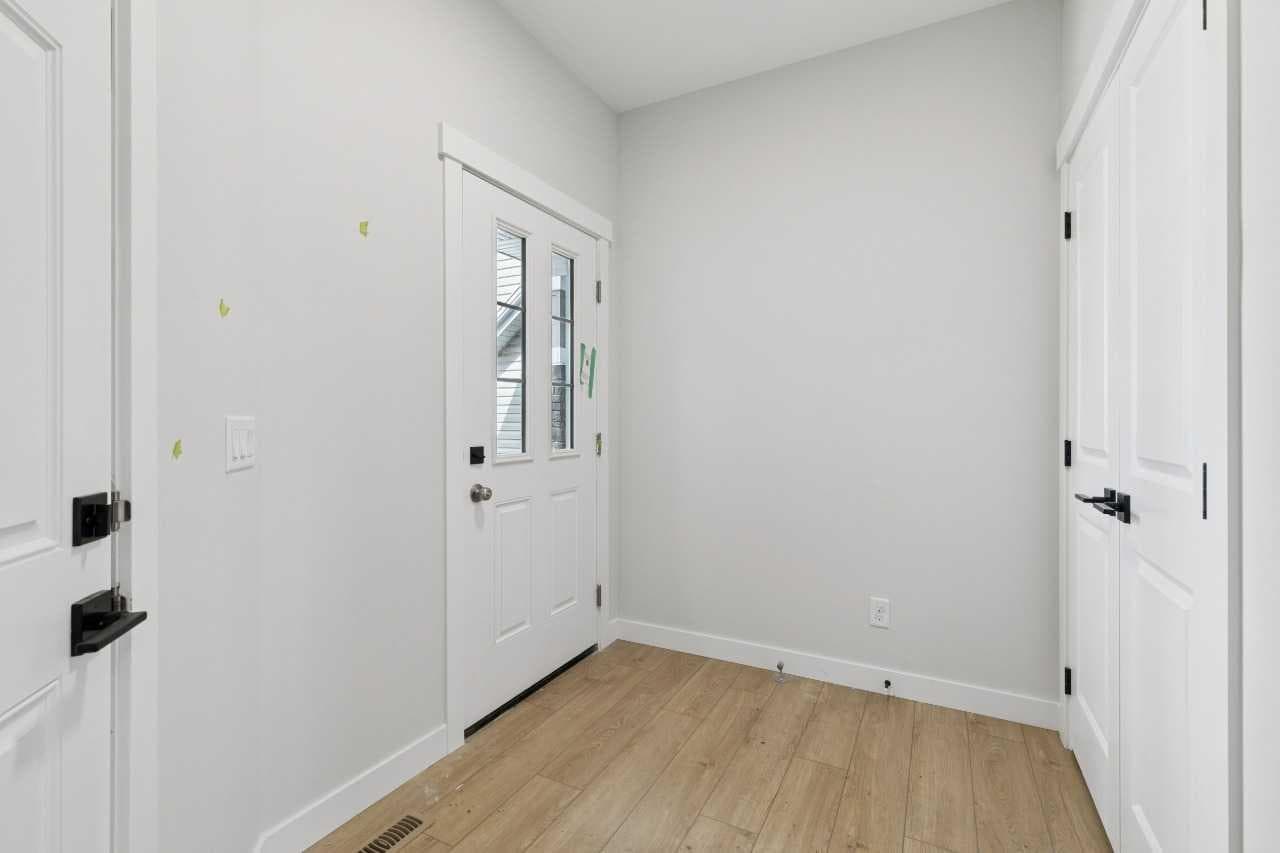 546 Hotchkiss Manor — photo 3