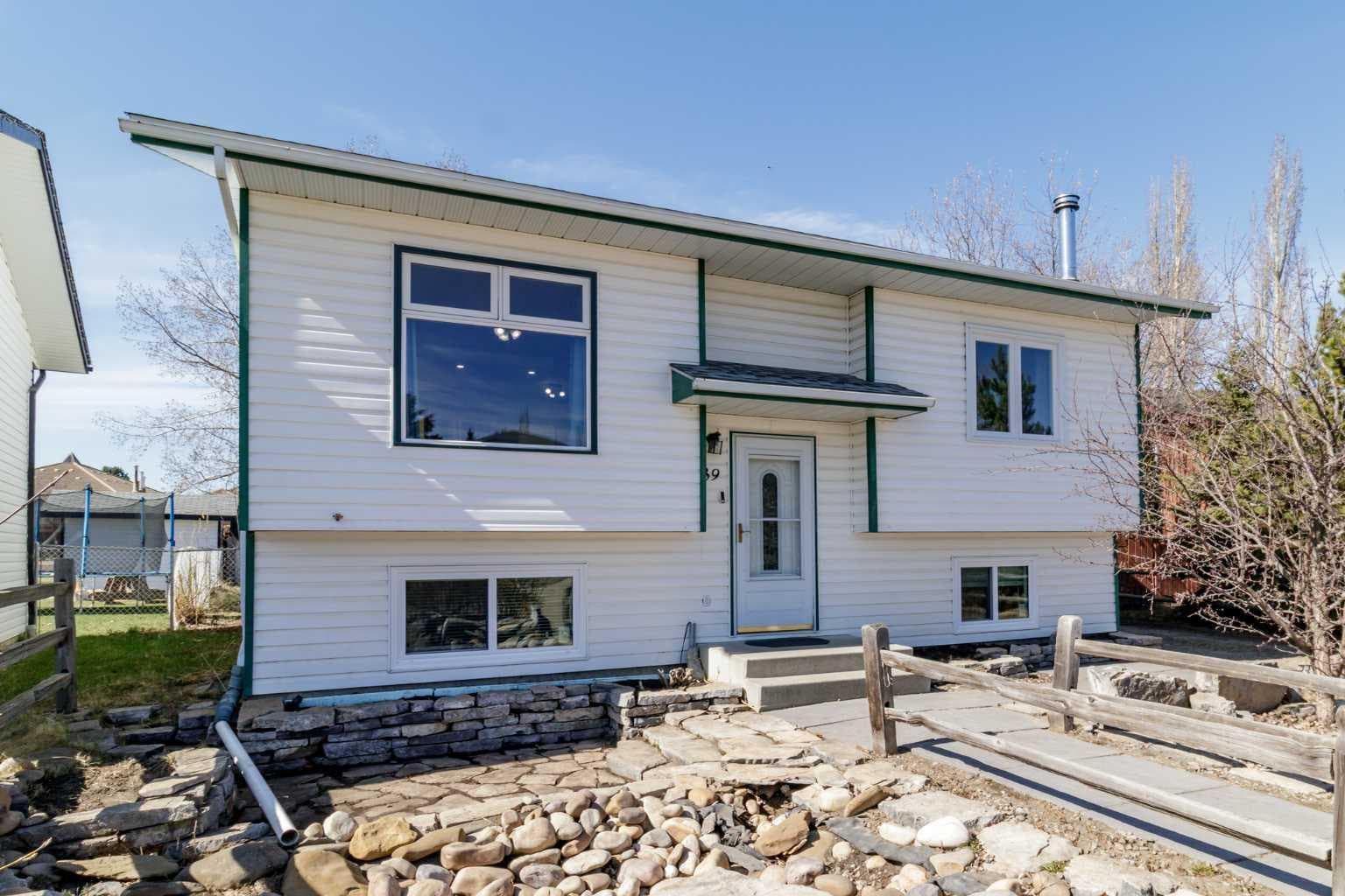 39 Cedar Crescent — photo 1
