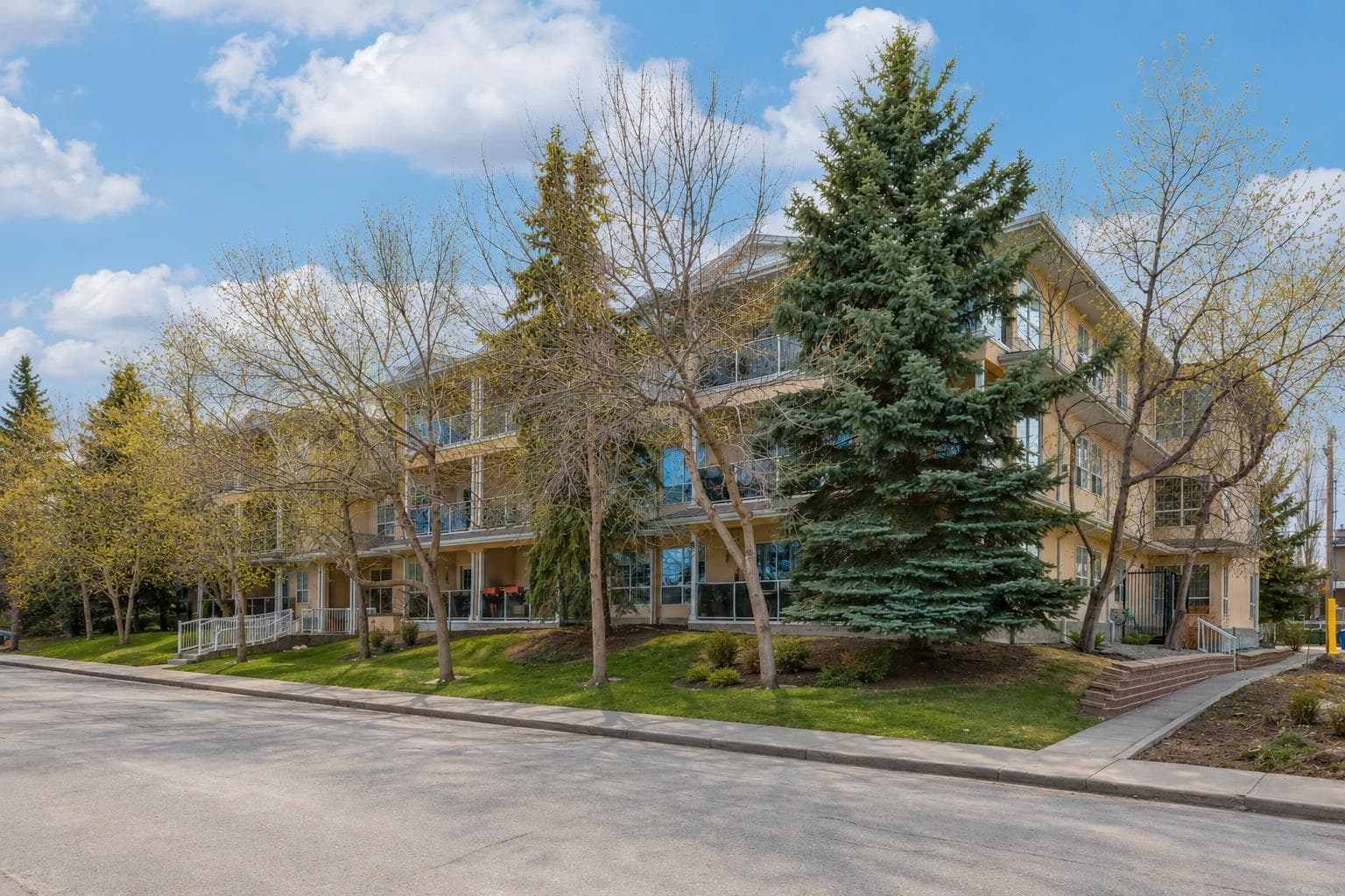 304, 1919 31 Street SW — photo 1
