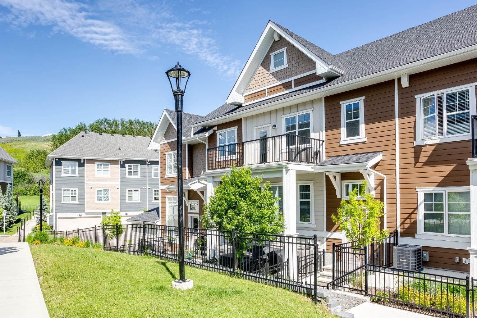 607 Cranbrook Walk SE — photo 1