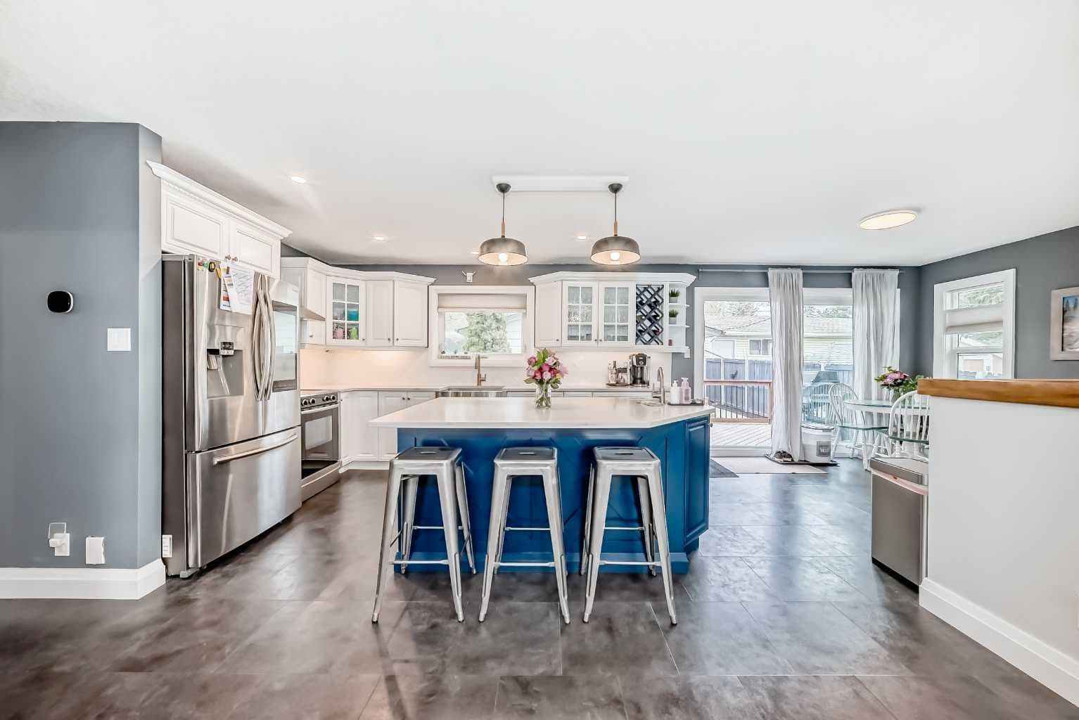 5224 19 Avenue NW — photo 3