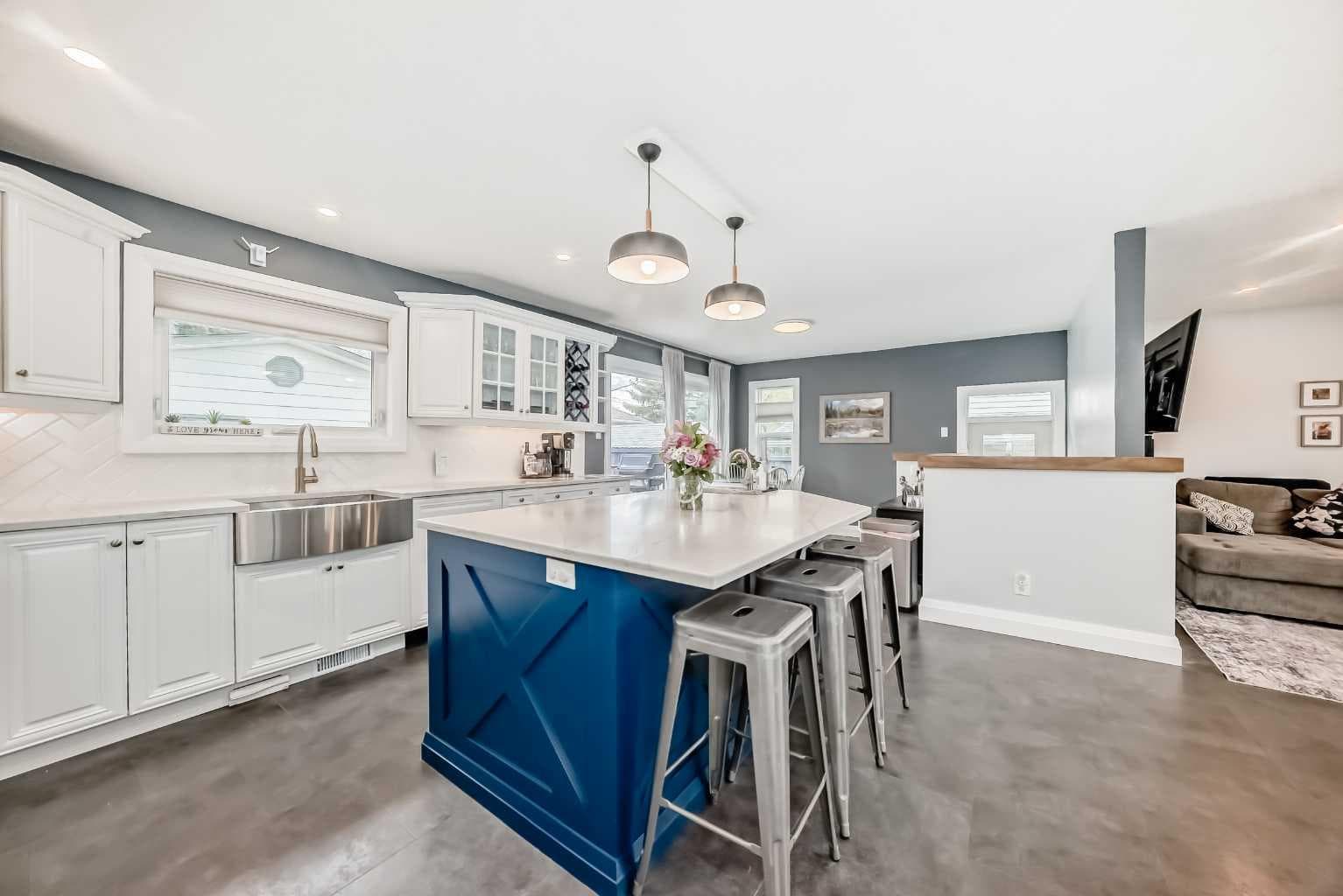 5224 19 Avenue NW — photo 4