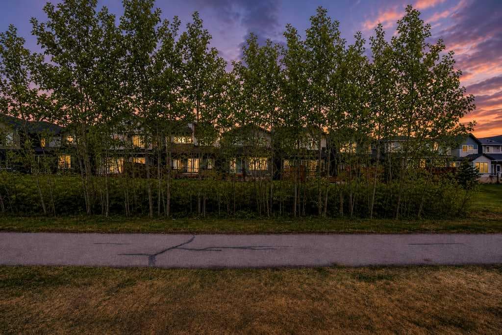 55 Silver Spruce Grove SW — photo 3