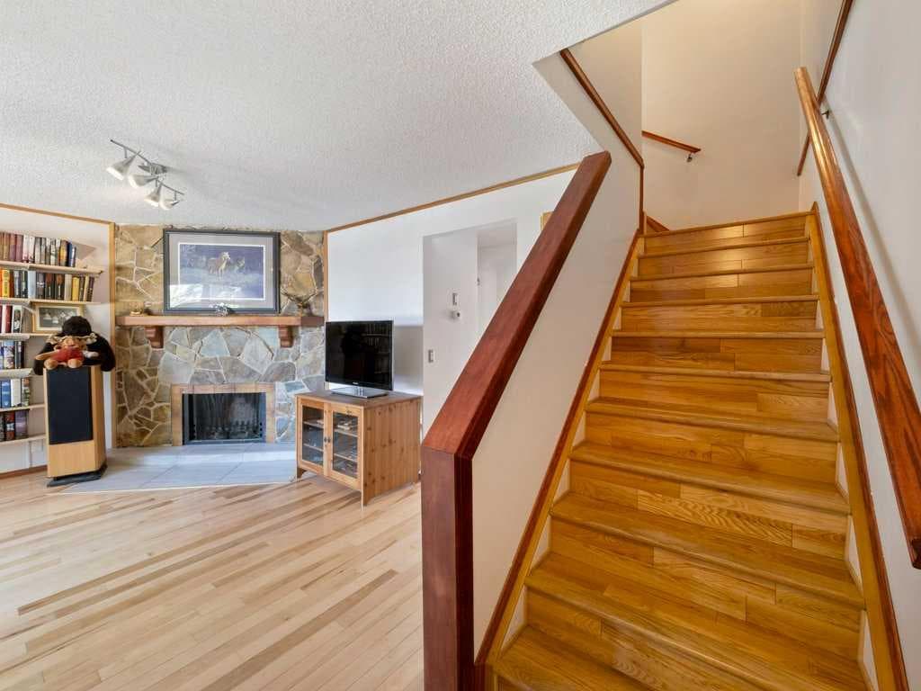 143 Erin Mount Place SE — photo 2