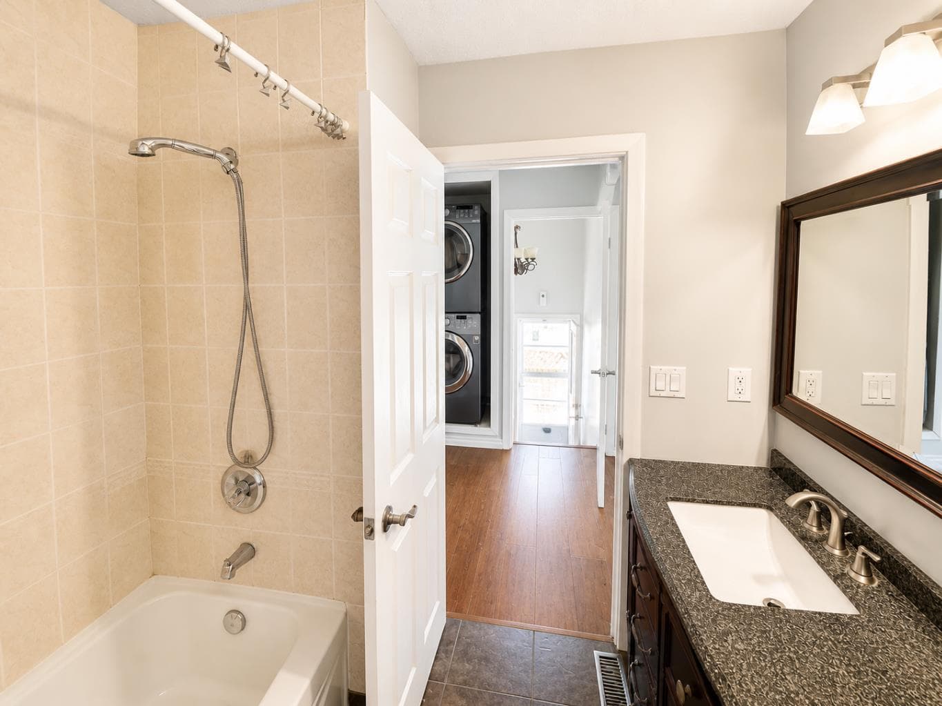 422 40 Street NE — photo 4