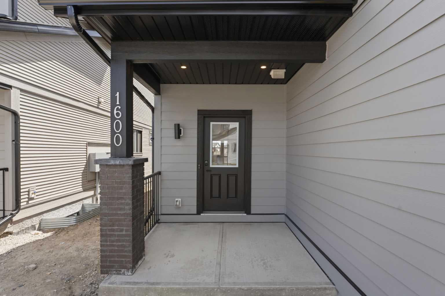1600, 15 Coopersfield Link SW — photo 3