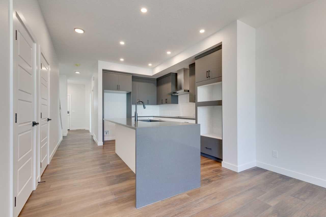 182 Lanark Gate SE — photo 2