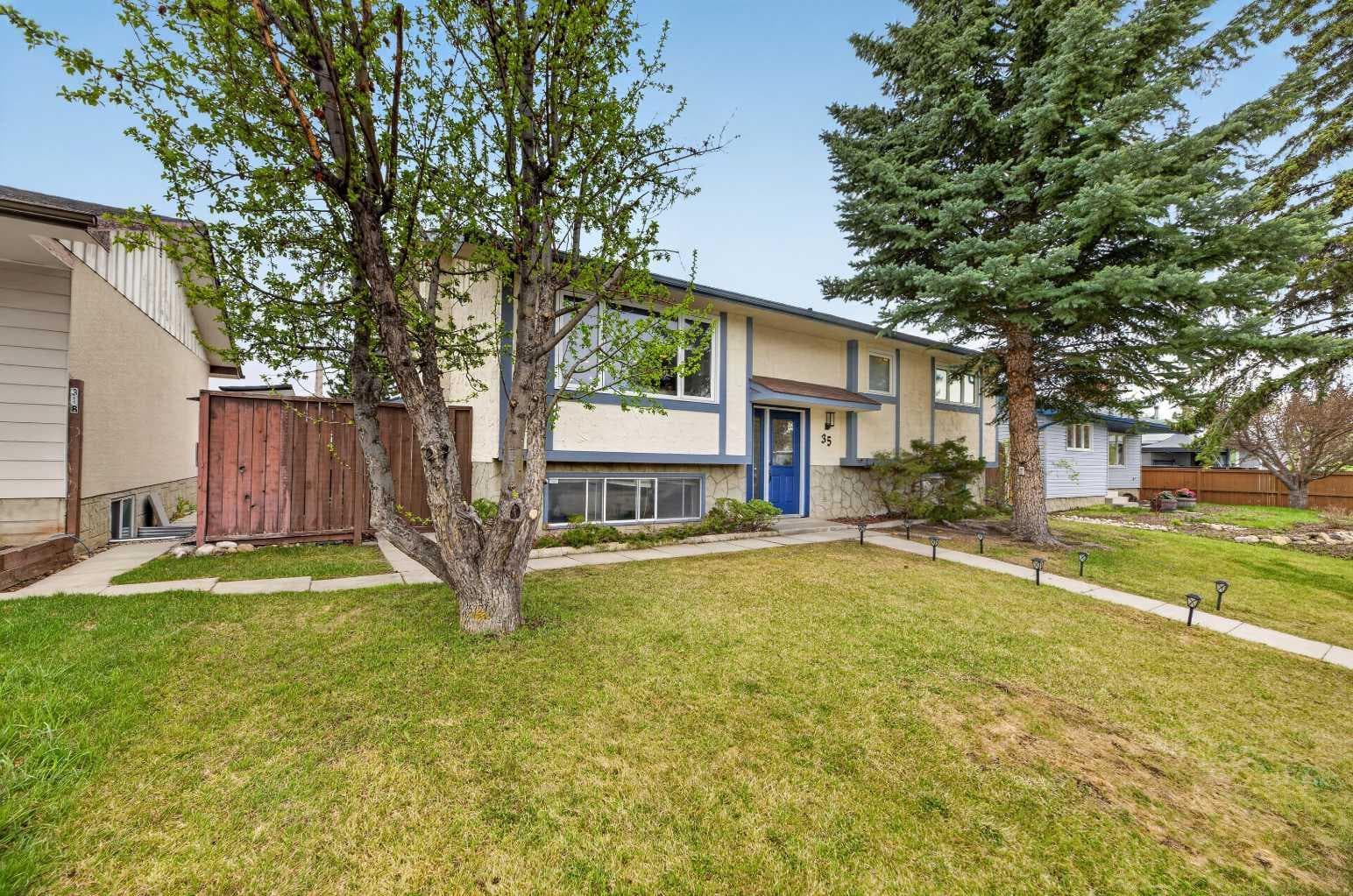 35 Queen Isabella Close SE — photo 1