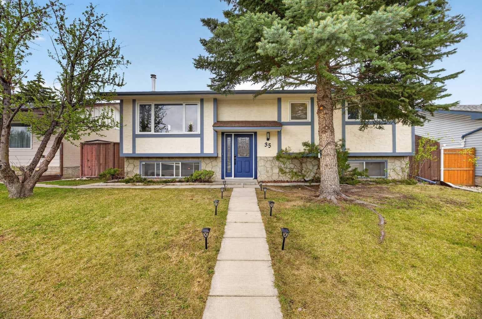 35 Queen Isabella Close SE — photo 2