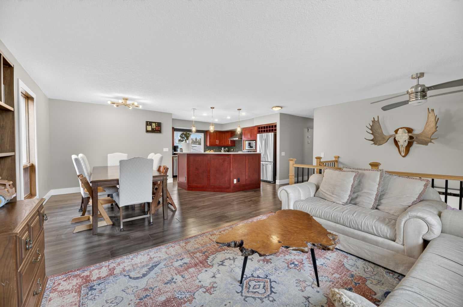 35 Queen Isabella Close SE — photo 4