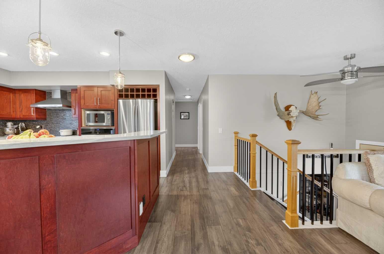 35 Queen Isabella Close SE — photo 5