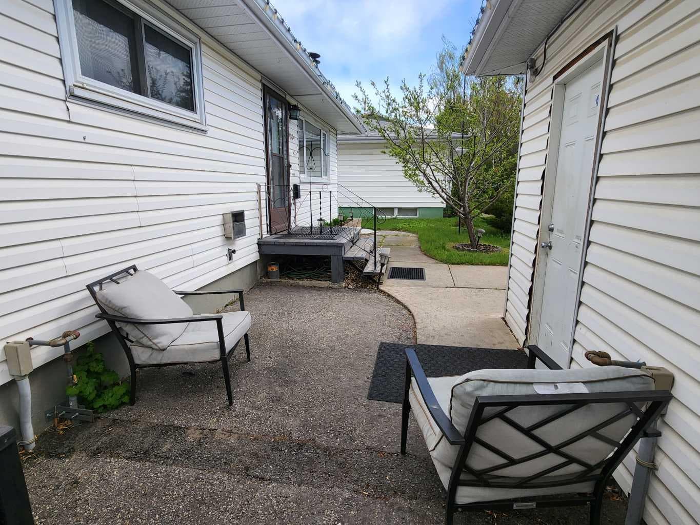 7304 5 Street SW — photo 2