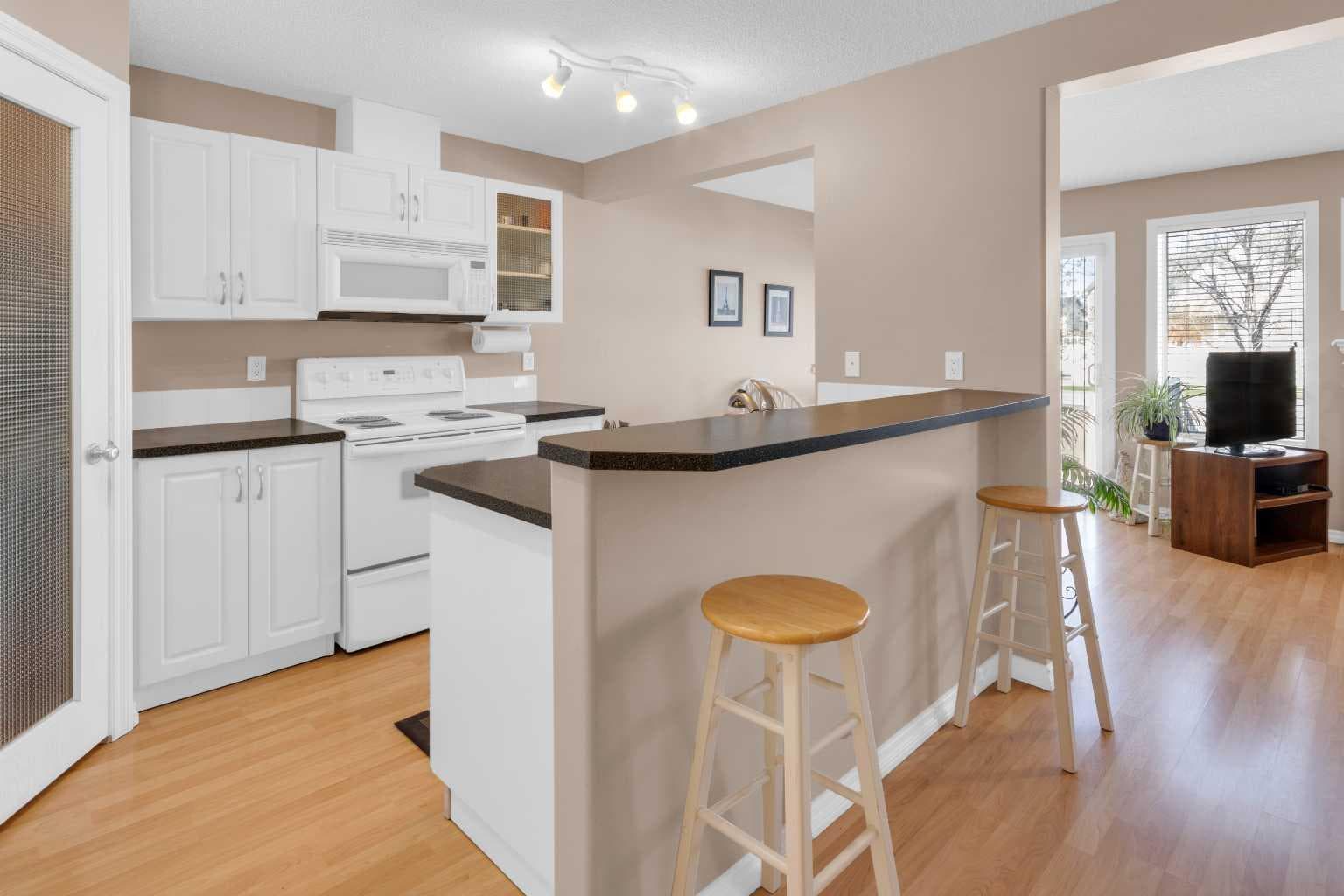 27 Royal Birch Mount NW — photo 2